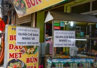 Hà Nội: Người dân xếp hàng mua đồ ăn mang về, hàng quán dần mở cửa trở lại