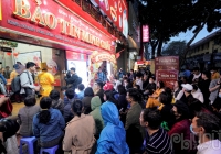 Hà Nội: Người dân xếp hàng từ 3 giờ sáng chờ mua vàng ngày vía Thần Tài