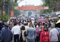 Hàng nghìn du khách đội mưa đổ về tham dự hội Lim
