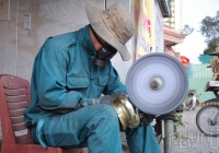 Hốt tiền triệu mỗi ngày nhờ đánh bóng lư đồng dịp cận Tết 