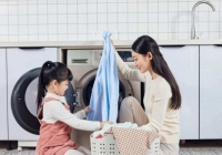 Giúp con làm quen với việc dọn dẹp và giặt giũ