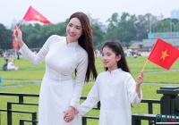 Người dân và du khách nô nức check-in tại Quảng trường Ba Đình mừng 50 năm Giải phóng miền Nam