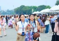 Hàng nghìn fan trẻ đổ về Mỹ Đình đón đêm cuối concert “Anh trai say hi”