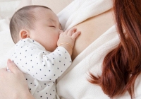 Nuôi con bằng sữa mẹ: Hơn cả sức khỏe, đó là lá chắn xanh cho tương lai