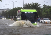 Mưa lớn do ảnh hưởng bão số 5 khiến nhiều tuyến đường Hà Nội ngập sâu