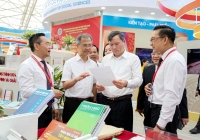 Tân Chủ tịch Viện Hàn lâm KHXH Việt Nam thăm gian trưng bày tại Triển lãm thành tựu đất nước