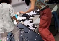 Đòi tăng giá thuê mặt bằng lên gấp đôi nhưng không thành, nữ chủ nhà đập phá cửa hàng quần áo của cô gái thành 'đống đổ nát'
