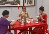 Cô dâu ăn bữa cơm chia tay trước khi lên xe theo chồng về dinh, mẹ nói một câu khiến cư dân mạng bức xúc: 'Như thời phong kiến'