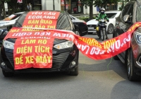 Hà Nội: Cư dân căng băng rôn, đỗ ô tô chặn cửa hầm phản đối vì chủ đầu tư không bàn giao quỹ bảo trì