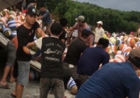 Clip ấm lòng: Hàng chục tấn mít đổ xuống đường theo chiếc container gặp nạn, người dân chung tay giúp đỡ tài xế