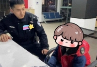 Cậu bé khóc nức nở đến đồn cảnh sát báo án đòi bắt chị gái, nhân viên hỏi ra mới ngã ngửa với sự thật phía sau