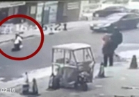 Bà mẹ trẻ đăng video quay cảnh cô giáo ôm con mình quỳ giữa đường cản chiếc xe ô tô, dân mạng khen hết lời khi biết sự thật