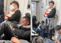 Bố bế con nhỏ trên tay đứng suốt 8 tiếng trên tàu, cảnh tượng đáng được đồng cảm này bị dân mang chỉ trích: 'Tại sao không đi máy bay?'