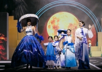 Người mẫu nhí Như Ý tự tin trình diễn tại Cosmo The Show, đứng kết chào cùng Ngọc Châu 