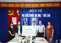 Diana Unicharm phối hợp với Vụ Sức khỏe Bà mẹ-Trẻ em Bộ Y tế phát tặng khăn lau xua muỗi cho người dân bị ảnh hưởng bởi bão lũ