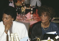 Bạn gái của Whitney Houston ra mắt tự truyện kể về mối tình đồng tính bị ngăn cấm của hai người