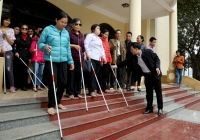 Trao tặng và hướng dẫn sử dụng 'Cây gậy trắng' cho người mù tại Bắc Ninh