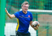Chờ “thành ý” từ Đại gia V.League, HLV Troussier sẽ thêm lần thất vọng hay được nở nụ cười?