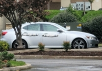 Vật lạ ở cửa xe khiến người dân thất kinh, cảnh sát, cứu thương, cứu hỏa ập tới nhưng chưng hửng ra về