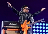 Tỷ phú Jack Ma hát rock và tuyên bố nghỉ hưu để đi dạy học