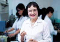 PGS.TS Nguyễn Thị Hòe, 'Bà phù thủy' sắc màu