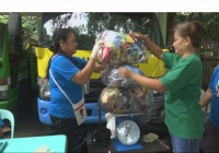 Dân làng Philippines đổi 2 kg nhựa lấy 1 kg gạo