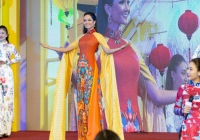 H'Hen Niê diện áo dài, trổ tài catwalk ở Thái Lan