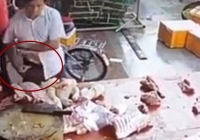 Khủng hoảng thịt lợn, 3 người dân Trung Quốc giành giật một miếng thịt