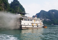 Tàu du lịch trên vịnh Hạ Long bất ngờ bốc cháy