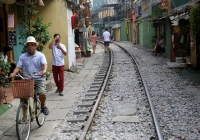 Phố đường tàu vắng lặng ngày đầu đóng cửa