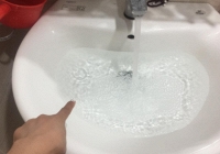 Nước sinh hoạt có mùi khét và hắc, người dân Hà Nội hoang mang lo lắng