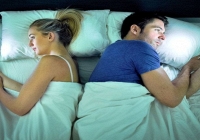 Hôn nhân nguội lạnh khi 'yêu' điện thoại hơn cả bạn đời