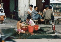 Loạt ảnh xếp hàng lấy nước thời bao cấp, giống Hà Nội những ngày này không ngờ