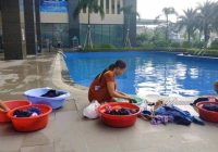 Thiếu nước ở Hà Nội, người dân ra hồ bơi giặt đồ, xách nước về dùng
