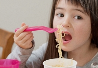 Lạm dụng mì ăn liền dẫn đến suy dinh dưỡng ở hàng triệu trẻ em Đông Nam Á