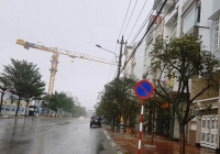 Cơn bão số 6, cần cẩu xoay trong gió bão tại TP Quy Nhơn khiến nhiều người sợ hãi