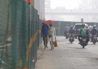 Không khí Hà Nội tiếp tục ở ngưỡng báo động, người dân cảm thấy 'ngạt thở'