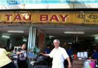 Đến phở Tàu Bay, làm “tô xe lửa” 