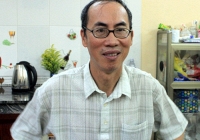 Thầy Lê Bá Khánh Trình múa phụ họa cho học sinh hát bài “Bụi phấn” nhân ngày 20/11