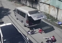 học sinh tiểu học văng xuống đường khi xe đưa rước đang chạy, nhà trường nói gì?