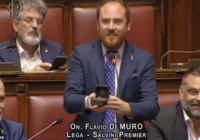 Nghị sĩ Italy cầu hôn bạn gái ngay trong phiên họp quốc hội