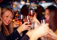 Tiệc tùng cuối năm, làm sao bảo vệ da khỏi tác hại của rượu bia?
