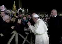 Giáo hoàng Francis xin lỗi vì đã hất tay nữ tín đồ
