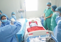 Lần đầu tiên ghép tế bào gốc thành công, chữa khỏi bệnh u nguyên bào thần kinh cho em bé 4 tuổi