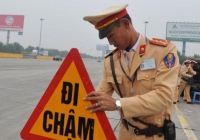 CSGT tiến hành đo nhanh nồng độ cồn với tài xế lái xe vào cao tốc
