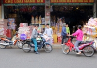 Làng Song Hồ nhộp nhịp buôn bán vàng mã ngày Tết Ông Công ông Táo