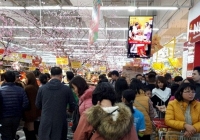 Các siêu thị lớn ở Hà Nội 'thất thủ' vì dân đi sắm tết