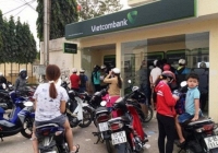 Cây ATM quá tải vì nhiều người xếp hàng rút tiền ngày cận tết