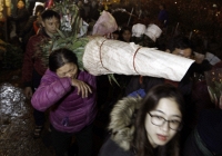 Vất vả trắng đêm ở chợ hoa Quảng An