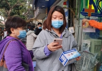 Giá khẩu trang 'nhảy múa', người dân lùng sục mua trong tình trạng 'cháy' hàng